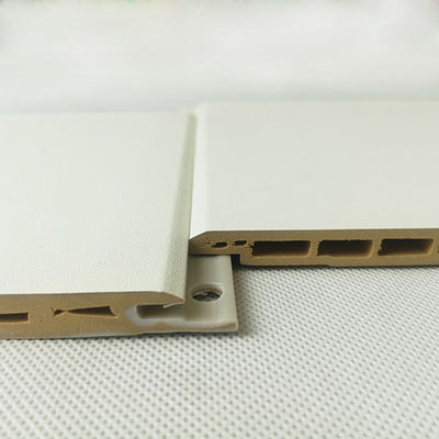 Εσωτερικό άσπρο τοποθετημένο σε στρώματα χρώμα 600mm πλάτος Χ επιτροπής τοίχων Wpc πάχος 9mm