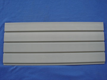 Γκρίζες επιτροπές τοίχων αποθήκευσης PVC ξύλινο πλαστικό σύνθετο SlatWall 4 ίντσας