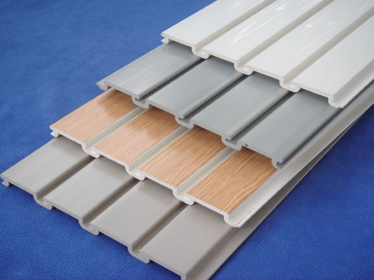 Καλή τιμή Εύκαμπτες εσωτερικές επιτροπές PVC Slatwall για το υπόγειο πλυντηρίων δωματίων αποθήκευσης Διαδικτυακά