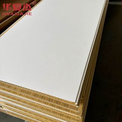 Καλή τιμή Υψηλής ποιότητας λευκό πίνακα τοίχου wpc 600x9mm στρωμένο πίνακα wpc υδραστικό υλικό διακόσμησης σε απευθείας σύνδεση