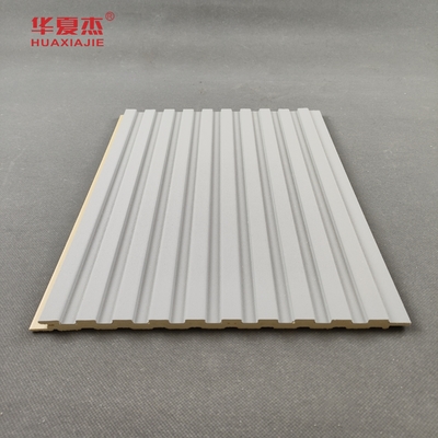 Καλή τιμή Αδιάβροχο Πάνελ Τοίχου WPC με Αυλακώσεις σε Γκρι Χρώμα, Επίπεδη Επιφάνεια, Προσαρμόσιμο Μήκος για Εσωτερική Διακόσμηση σε απευθείας σύνδεση