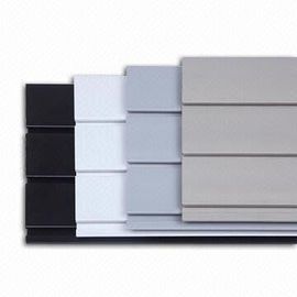 Καλή τιμή Πλαστικά εσωτερικά συστήματα PVC Slatwall επιτροπών τοίχων για τον αθλητικό εξοπλισμό σε απευθείας σύνδεση