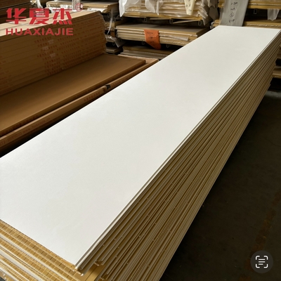 Υψηλής ποιότητας λευκό πίνακα τοίχου wpc 600x9mm στρωμένο πίνακα wpc υδραστικό υλικό διακόσμησης