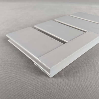 Διακοσμητικό γκρι επιτροπών PVC Slatwall γκαράζ επίδειξης αποθήκευσης για το καθιστικό