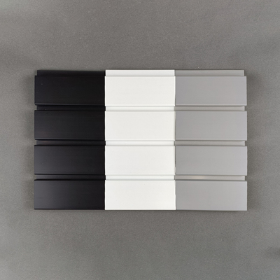 Τοίχος επιτροπών PVC Slatwall υψηλής πυκνότητας που τοποθετεί για το λαϊκό δωμάτιο διαβίωσης