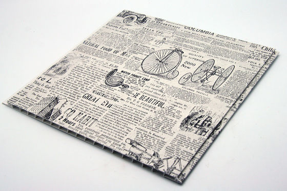 Τοποθετώντας σε στρώματα πλαστικές επιτροπές κάλυψης τοίχων