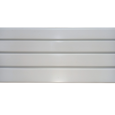 Άσπρο γκρίζο μαύρο χρώμα επιτροπών PVC Slatwall για την επίδειξη 4ft 8ft τοίχων γκαράζ